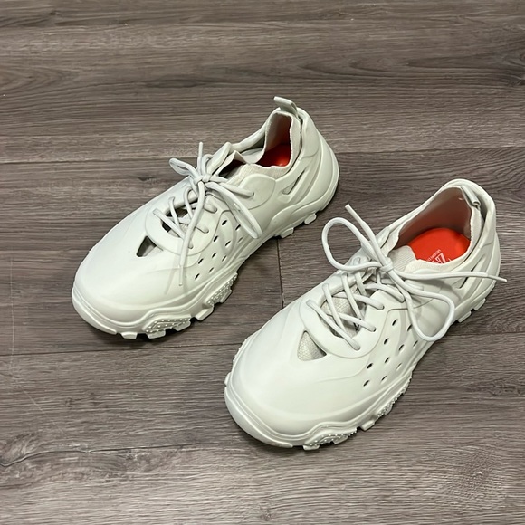 Zara little kids tennis shoes, size 34 (2.5), cream color. - Picture 2 of 2